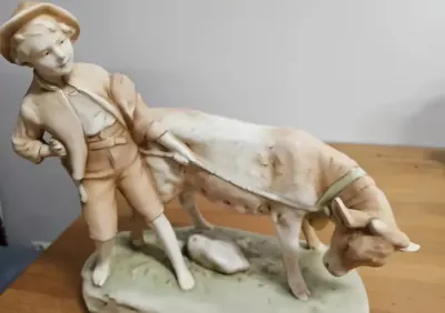Figurka chłopca trzymającego Wołu — praca Wlodek, Łódź