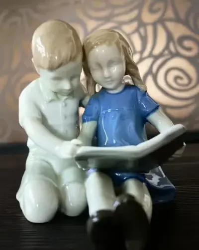 Figurka z porcelany Grafenthal dzieci z książką — praca Dorota, Warszawa