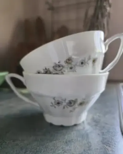Filiżanka filiżanki Bogucice porcelana PRL vintage shabby chic kwiaty — praca Mati, Rosanów