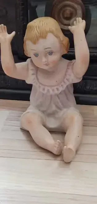kolekcjonerska figurka Piano Baby na fortepian bez sygnatury porcelana — praca NIE MA WYSYŁEK OD NAS, Poznań