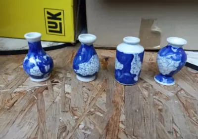 Kolekcjonerski Komplet 4 malutkich ceramicznych wazonów waz urn puchar — praca roniweroni1, Kutno