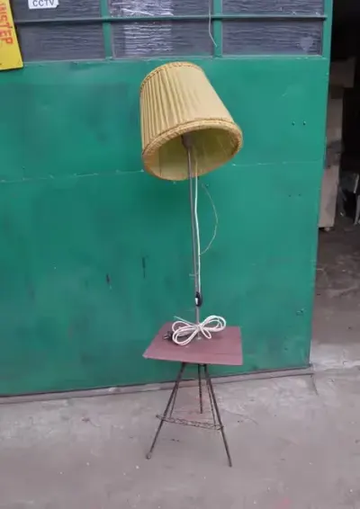 Lampa stojąca podłogowa ze stolikiem gazetnikem prl retro vintage — praca terenowka 4x4, Kępno