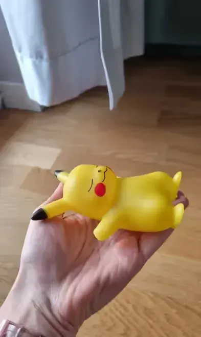 Lampka nocna Pikachu mała delikatne światło — praca Michał, Poznań