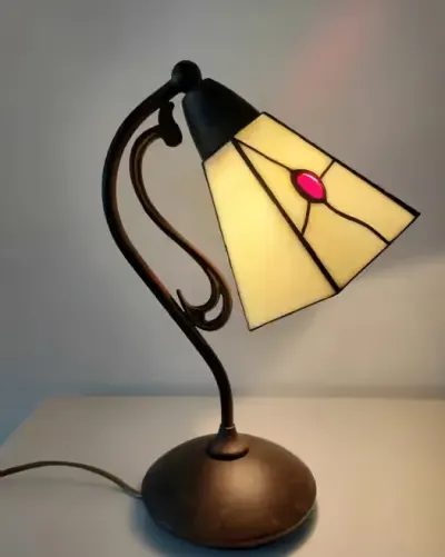 Lampka nocna witrażowa z PRL-u — praca Margolcia, Rzy