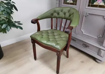 Mahoniowy Fotelik  chesterfield skóra 750/2025 — praca Jakub, Szczecin