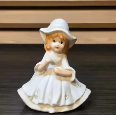 Mała ceramiczna figurka dziewczynki nieznanego pochodzenia — praca Filip, Łódź