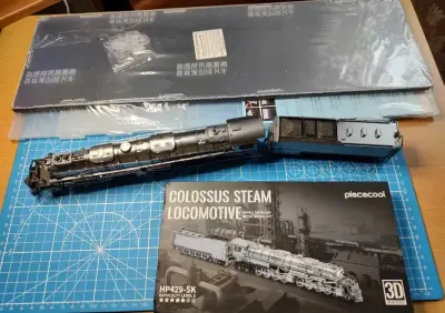 Metalowy model gigant lokomotywy Union Pacific 4000  'Big Boy' z tenderem z setu firmy Piececool 1:100 40cm długości 646 elementów + gablota — praca Marcin Ignasiak, Wrocław