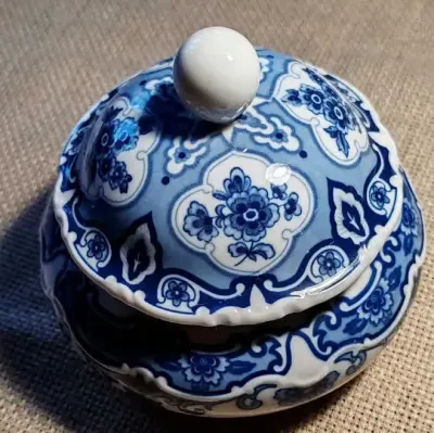 Okrągła porcelanowa bomboniera Wallendorf, kobalt — praca Krzysiek, Wrocław