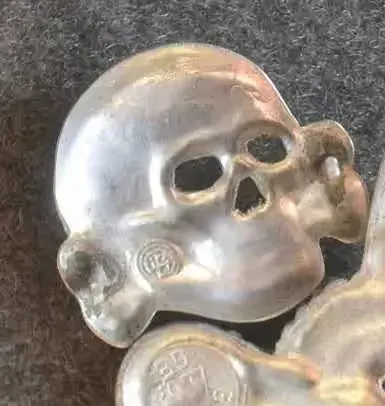 Orzeł Czaszka czapki SS Totenkopf — praca Marek, Ujazd