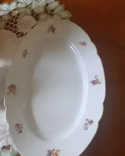 Podluzny porcelanowy talerz Cmielow motyw kwiatowy zloty brzeg — praca Danuta, Kozy