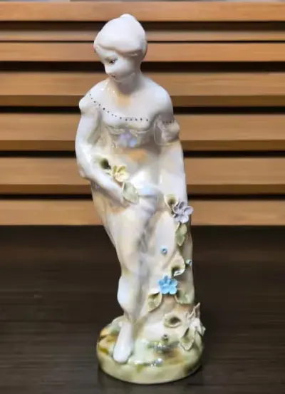 Porcelanowa figurka kobiety z manufaktury Apulum — praca Filip, Łódź