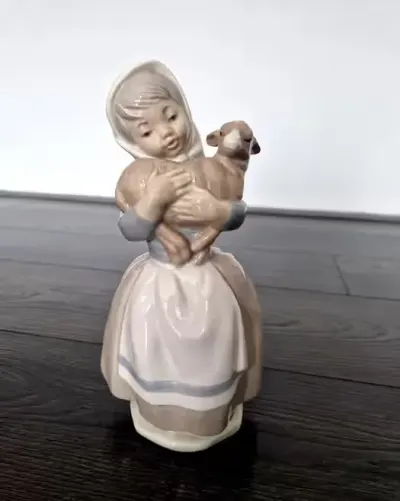 Porcelanowa figurka Nao — praca saab9, Łowin