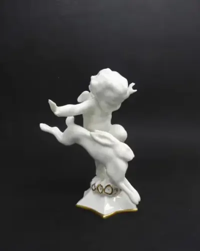 Porcelanowa figurka Putto — praca Galeria pod Łukami, Dzierżoniów