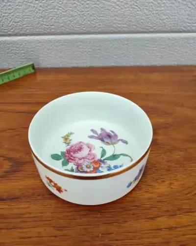 Porcelanowa miseczka - motyw kwiatów - złocenie - design - sygnowana W — praca skarbywyszukane, Łask