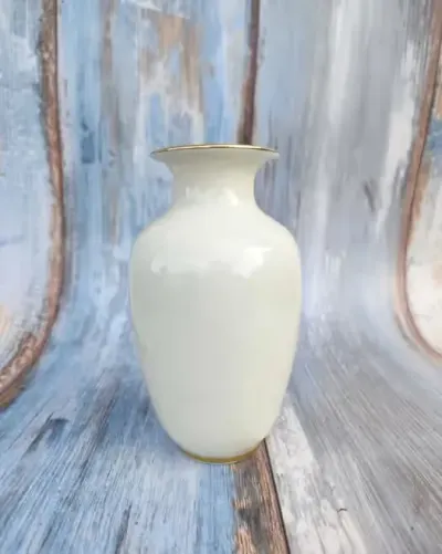 Porcelanowy wazon ecru z  złoceniem  - sygnowany - vintage — praca skarbywyszukane, Łask