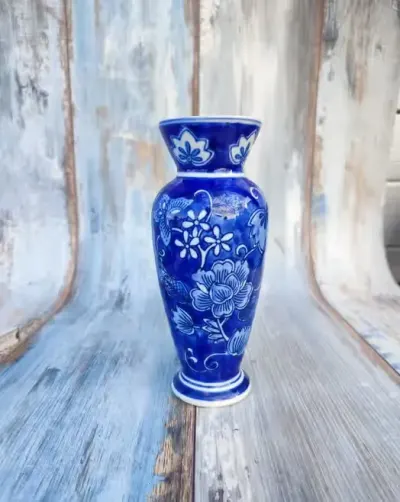 Porcelanowy wazon - motyw kwiatowy - kobaltowe zdobienia - vintage — praca skarbywyszukane, Łask
