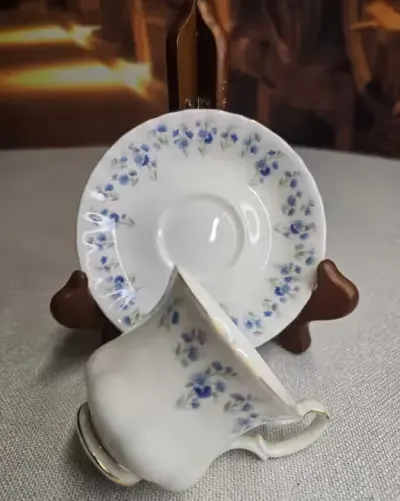 Porcelanowy zestaw śniadaniowy Duo firmy Royal Albert Memory Lane — praca Marta, Chojnów