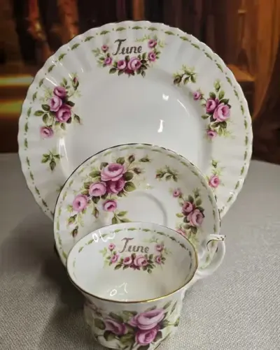 Porcelanowy zestaw śniadaniowy Trio firmy Royal Albert June — praca Marta, Chojnów