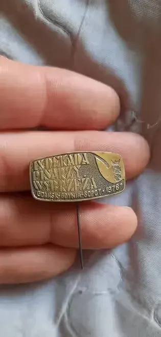 Przypinka wpinka prl 90 lat pisarzy wybrzeża — praca Łukasz, Zakrzewo