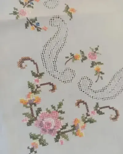 Serweta biała haftowana krzyżykowo 86x86cm — praca Magda, Wrocław