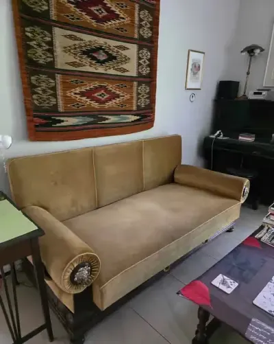 Sofa antyk w złotym kolorze — praca Tade, Wola Branicka