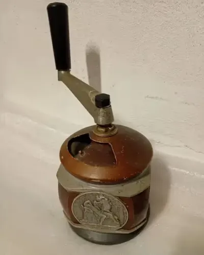 Stary ręczny młynek do kawy — praca Retro, Wałcz