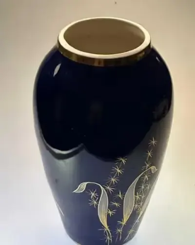 WAZON KOBALTOWY LILIE złocenia  Chodzeiź 27  cm porcelana PRL — praca Antykwariat Filemon, Wrocław