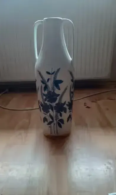 Wazon PRL wysoki biało niebieski — praca Angelika, Pabianice