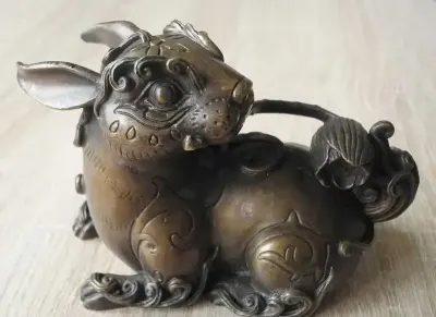 Zabytkowa figurka z brązu - Księżycowy Królik (Yuetu) z lat 1920-40 — praca Małgorzata Poźniak, Szubin