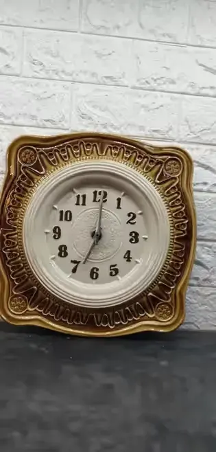 Zegar ścienny ceramiczny Mirostowice PRL — praca Hubert, Poznań