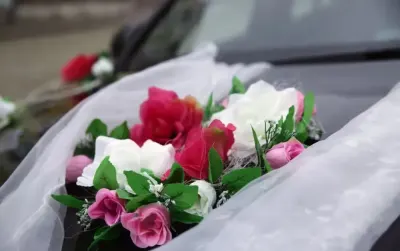 Dekoracja weselna samochodu osobowego — praca Natalia, Lubin