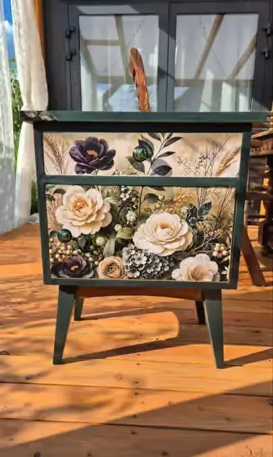 Szafka vintage ręcznie malowana, stylizowana — praca Monika Ostrowska, Wrocław