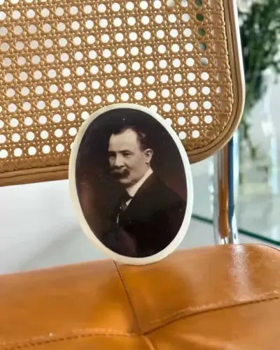 Antyczny porcelanowy medalion nagrobny z XIX wieku — praca Nela Picks Antiques, Gdańsk