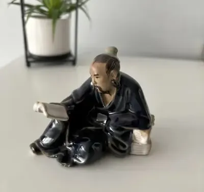 Chiński Mnich czytający figurka ceramiczna retro kolekcjonerska NOWA — praca Anna, Kraków
