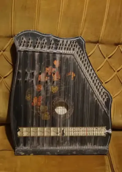 cytra mandolina  zabytek Mandolin Accord-Zither uszkodzona — praca Joanna, Poznań