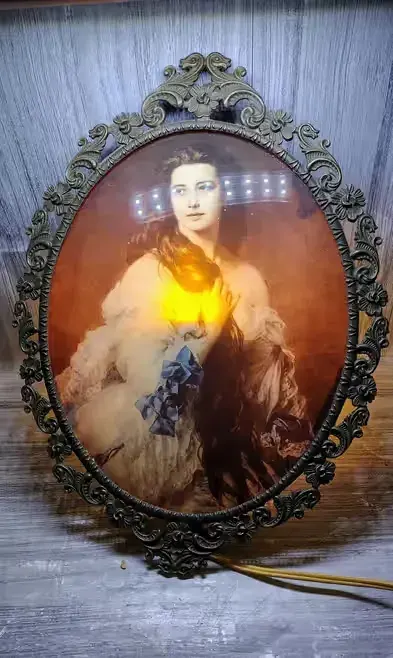Dekoracyjna lampa w formie obrazu — praca Felix, Wrocław