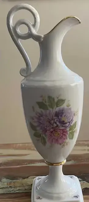 Desingerski ozdobny dzbanek wytwórni porcelaby Alka z sygnaturę stosowaną w latach 1967-1970 — praca Gertruda, Gdańsk