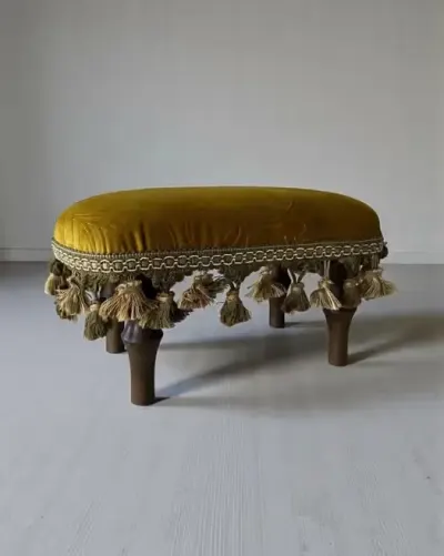Elegancki podnóżek pufa vintage retro chwosty musztardowy złoty welur — praca Krzysztof, Warszawa