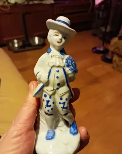Figurka porcelanowa kawaler — praca Milena, Łódź