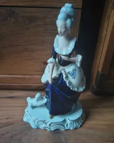 Figurka porcelanowa Royal dux dama z pieskiem — praca Teresa, Kraków