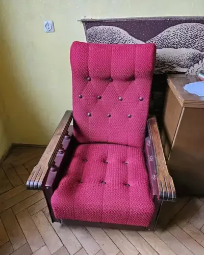 Fotel drewniany na kółkach — praca Lila, Łódź