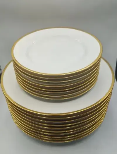 Komplet, eleganckie porcelanowe talerzyki 10 Strawberry Street ze złotym rantem – 16 sztuk — praca Kamila, Warszawa