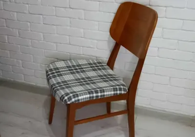 Krzesło PRL po renowacji Bilea — praca Monika, Łódź