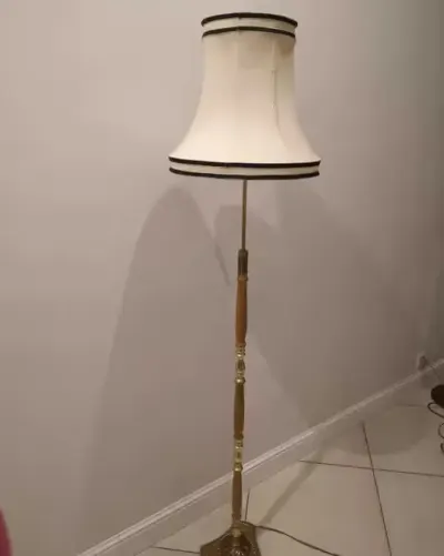 Lampa 1950-70 Laoni Belysning-mosiężna z drewnianymi wstawkami — praca Paweł, Szczecin