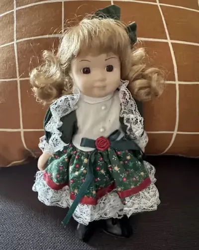 Mała lalka porcelanowa lata 90 — praca Kinga, Gdańsk