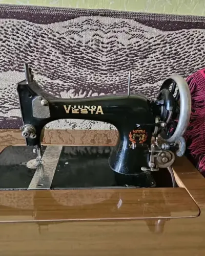 Maszyna do szycia Juno vesta — praca Lila, Łódź