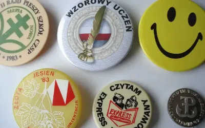 Przypinki plastikowe z okresu PRL - 4 szt. (różne) — praca Włodzimierz, Łódź
