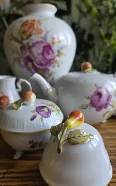 Ręcznie malowany porcelanowy zestaw Tête-à-tête z amforą – Ludwigsburg, Alt-Ozier. — praca Renata, Warszawa