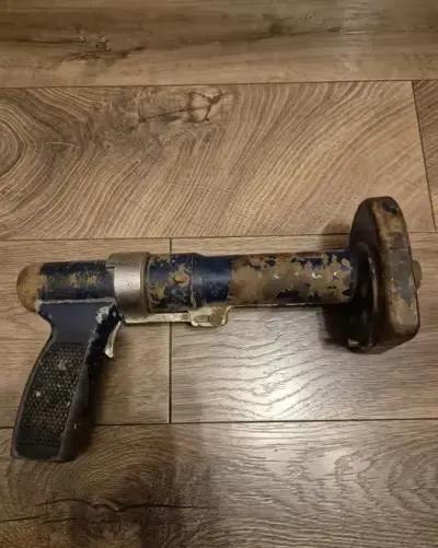 Stary osadzak - pistolet do wstrzeliwania kolkow — praca darantyki66, Poznań