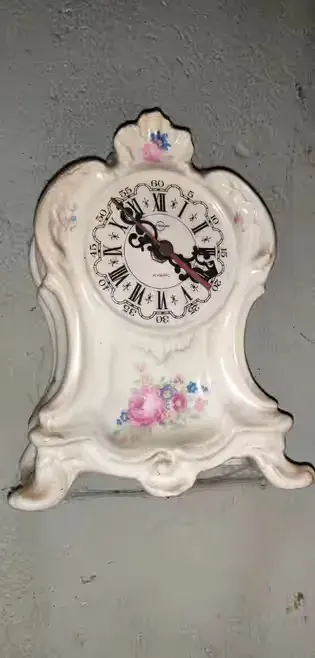 Stary zegar z porcelany — praca luki, Poznań